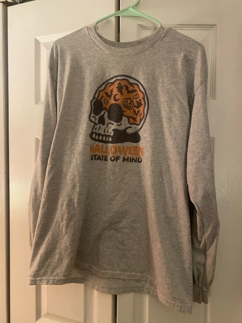 🎃NWOT Not Your Average Babe “Halloween State of Mind” grey long sleeve size LG🎃